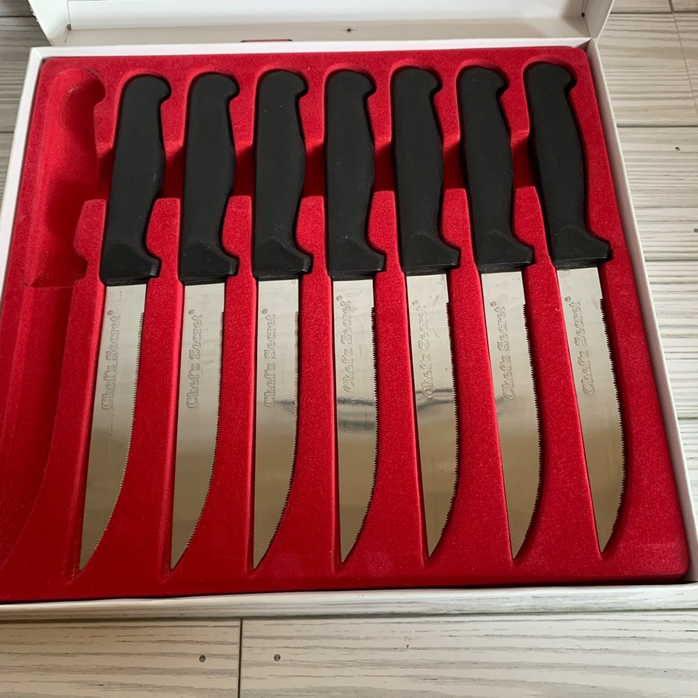 7 Piece Steak Knife Set - Black Handles
Vintage chefs secret
